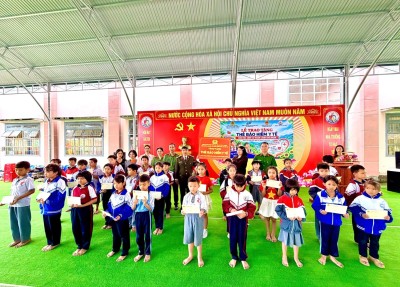 CÔNG AN TỈNH LÂM ĐỒNG TRAO TẶNG THẺ BẢO HIỂM Y TẾ  CHO 30 HỌC SINH TRƯỜNG TIỂU HỌC KIM ĐỒNG